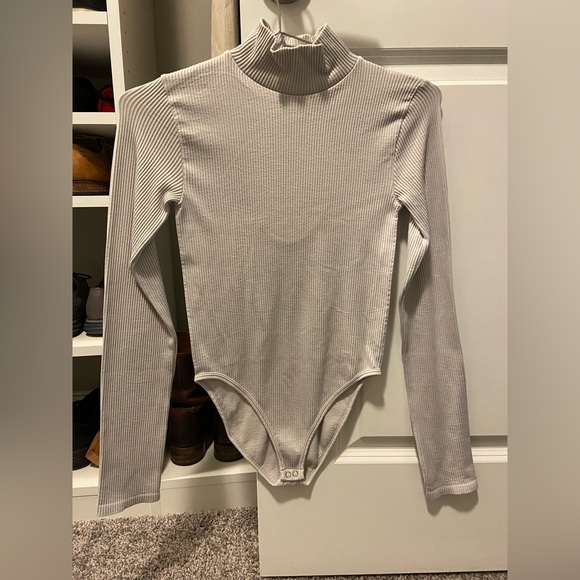 Never Worn Turtle-neck Keyhole Bodysuit Size S/M - Picture 1 of 3